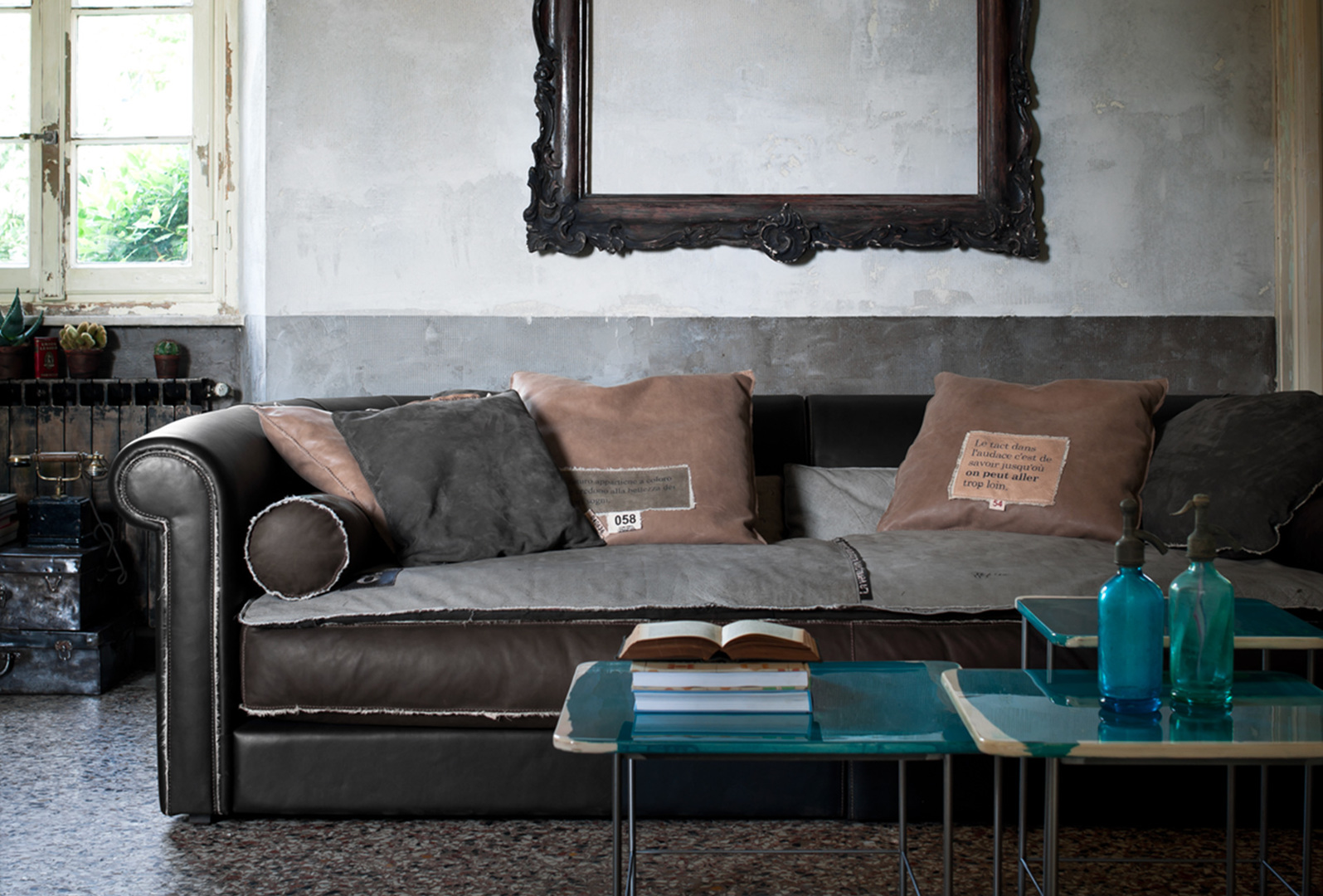 AlfredSpecialEditionTrench_sofa_01.jpg
