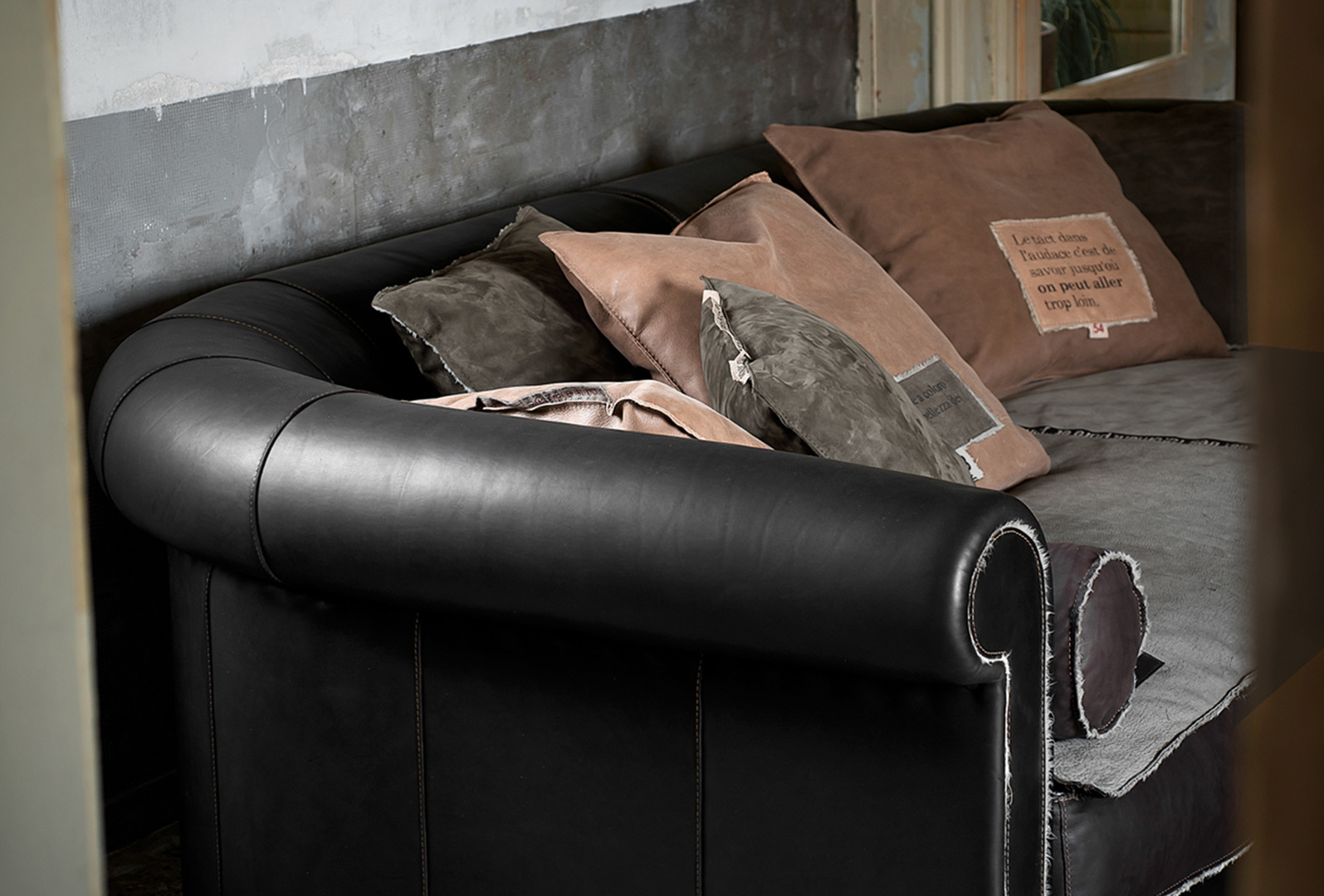 AlfredSpecialEditionTrench_sofa_02.jpg