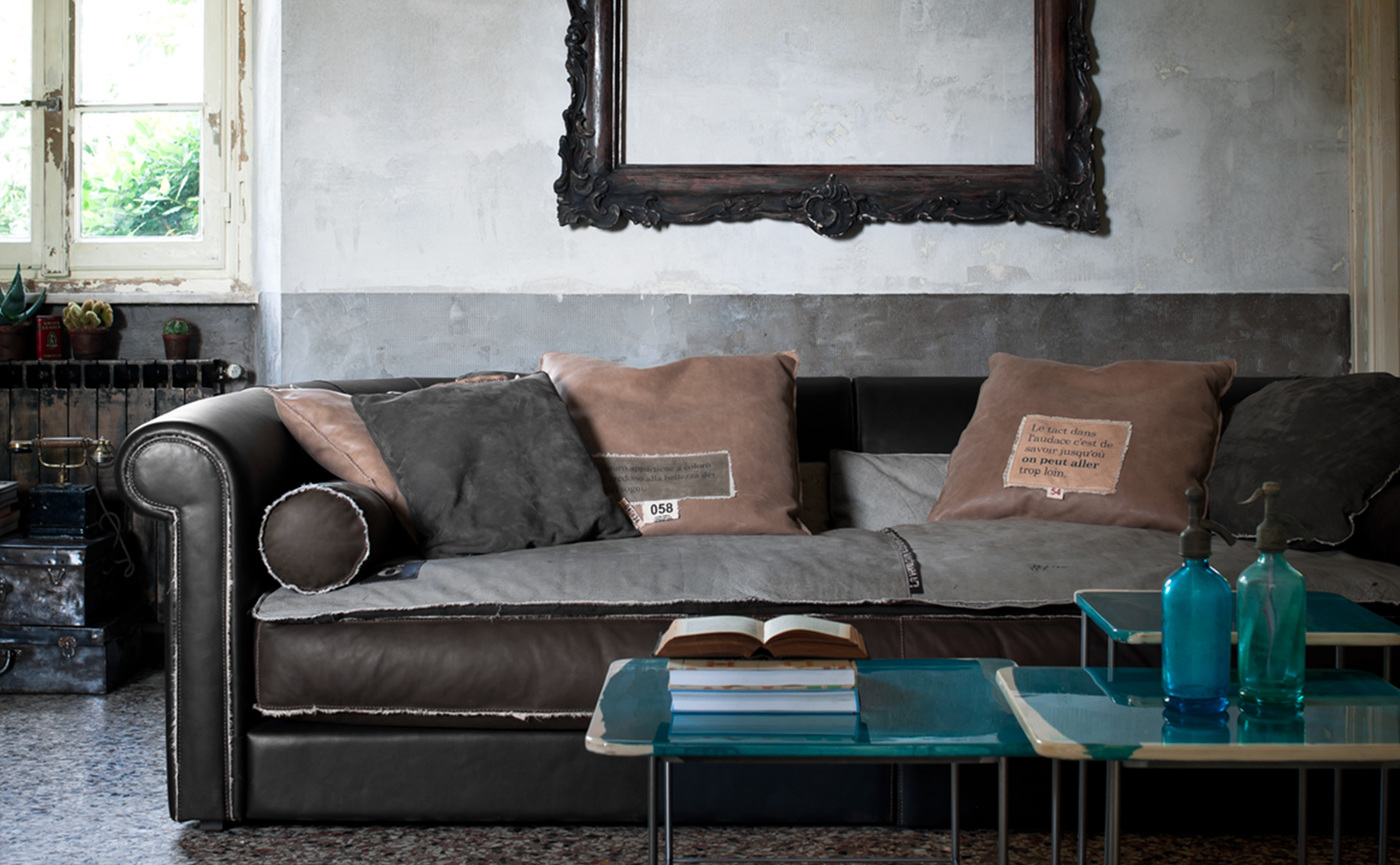 AlfredSpecialEditionTrench_sofa_01.jpg