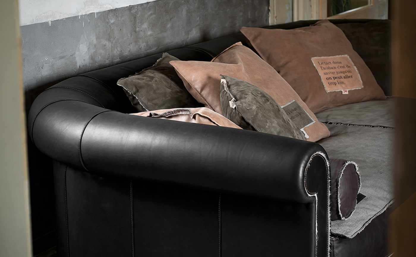 AlfredSpecialEditionTrench_sofa_02.jpg
