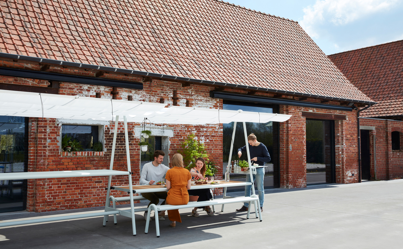 Extremis Amai buiten tafel met parasol HORA Barneveld 1.jpg