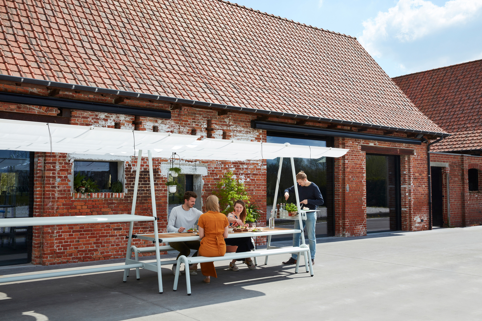 Extremis Amai buiten tafel met parasol HORA Barneveld 1.jpg