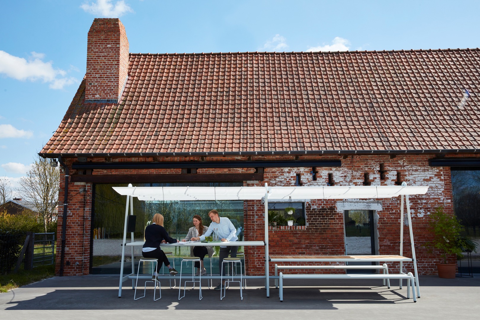 Extremis Amai buiten tafel met parasol HORA Barneveld 9.jpg