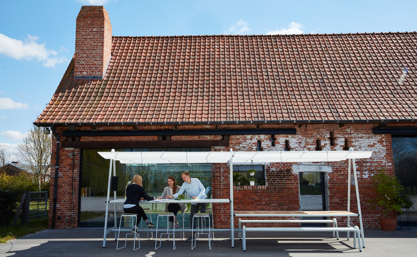 Extremis Amai buiten tafel met parasol HORA Barneveld 9.jpg