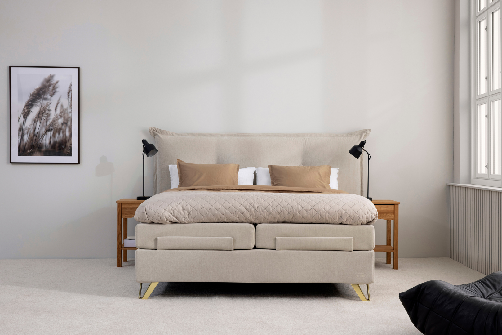 Jensen_Ambassador_Aqtive2_Beige366_Cozy_Plania-oak_Triangle-brass_Plania-oak_FRONT_00296.jpg