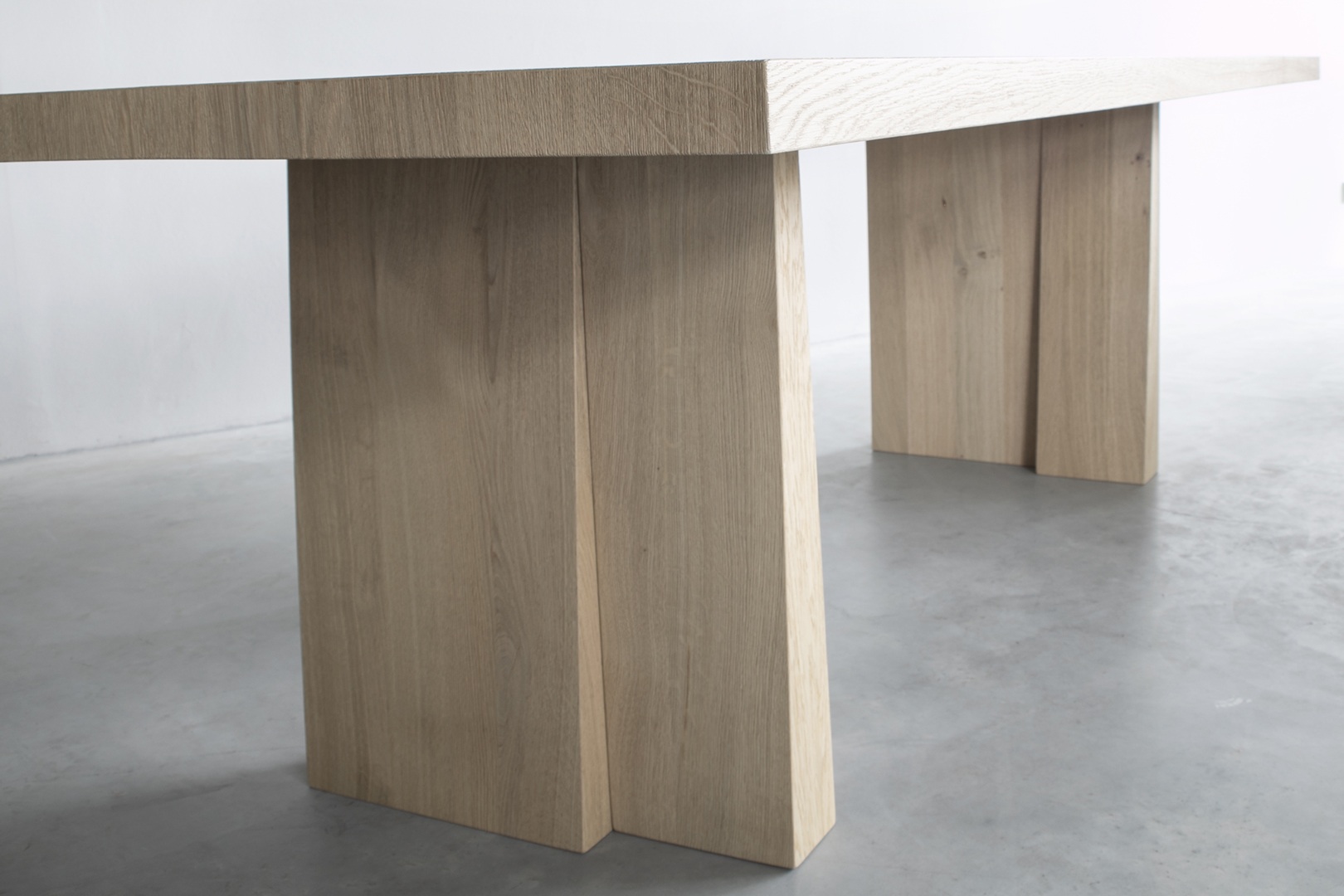 ELI dining table - 02.JPG