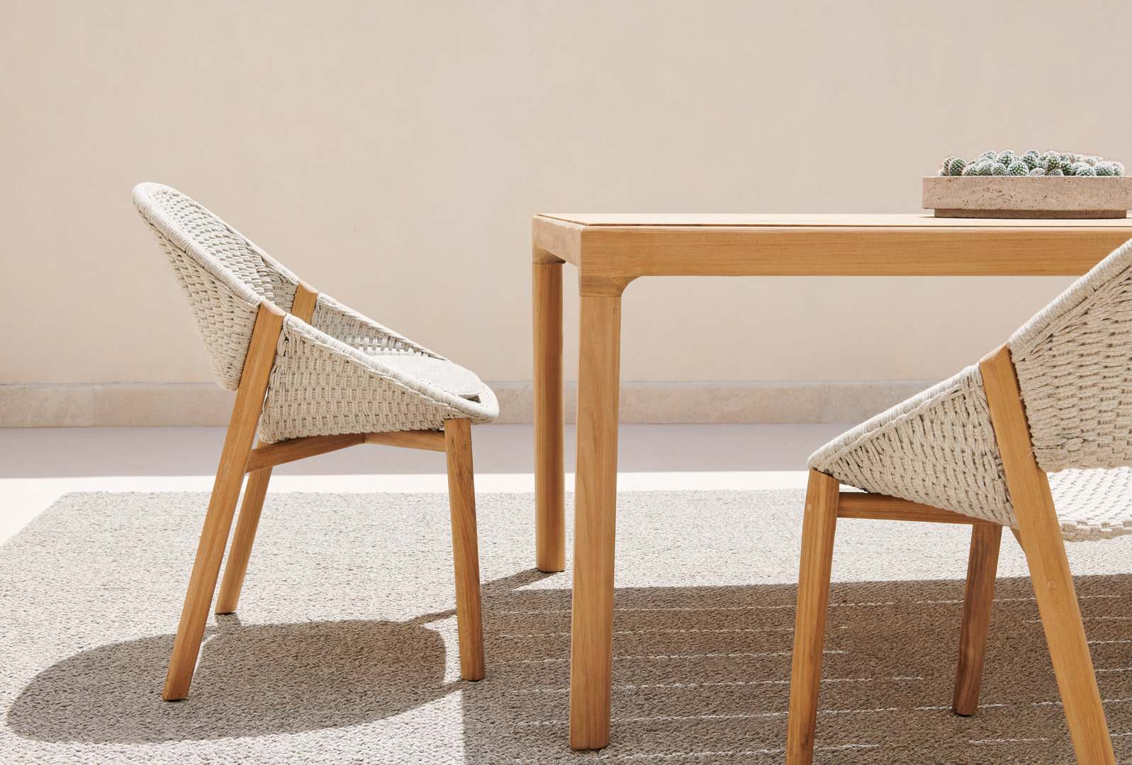 elio_armchair_illum_dining_table_teak_closeup_0.jpg