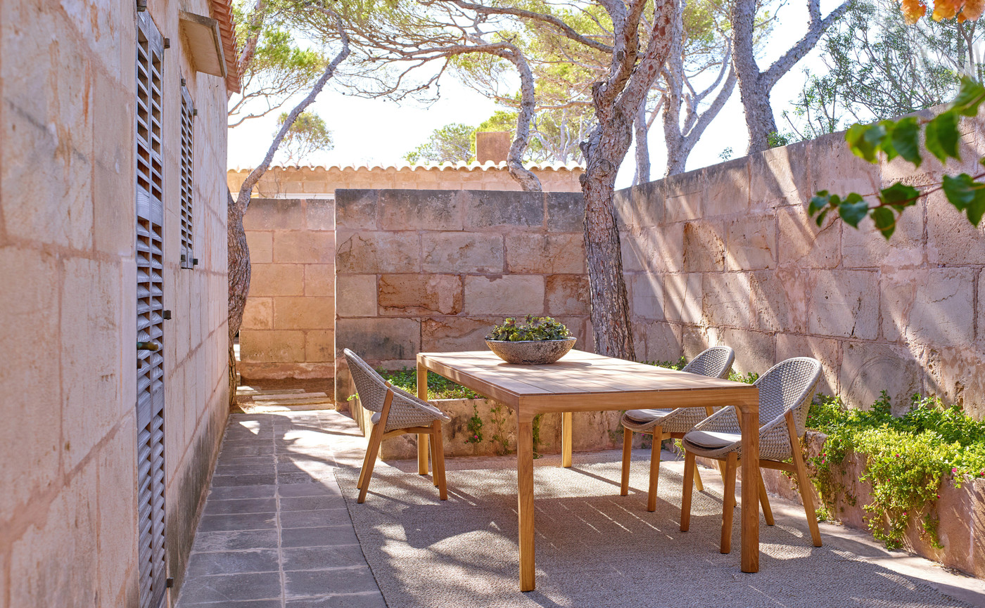 elio_armchair_illum_dining_table_teak_b.jpg