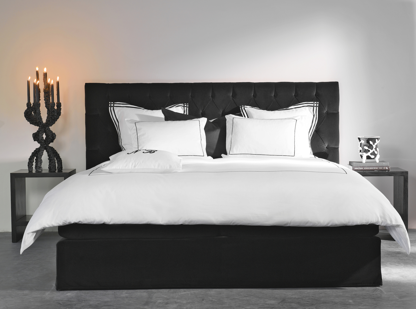 Nilson Beds - Capiton velvet black.jpg