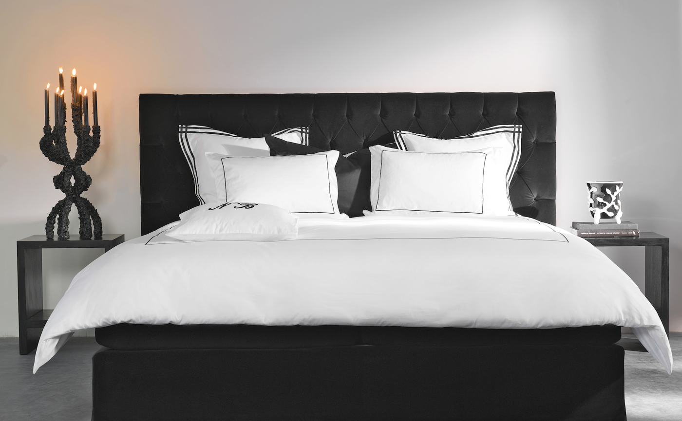 Nilson Beds - Capiton velvet black.jpg