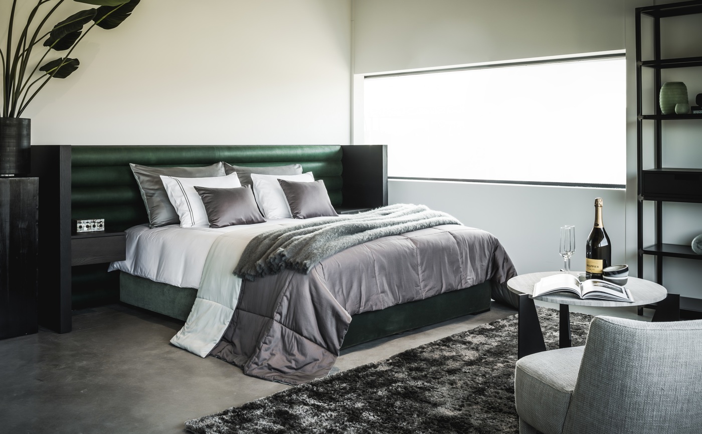 Nilson Beds - Francois Ohmann Waxx 7312_tafel en stoel_HRlow.jpg