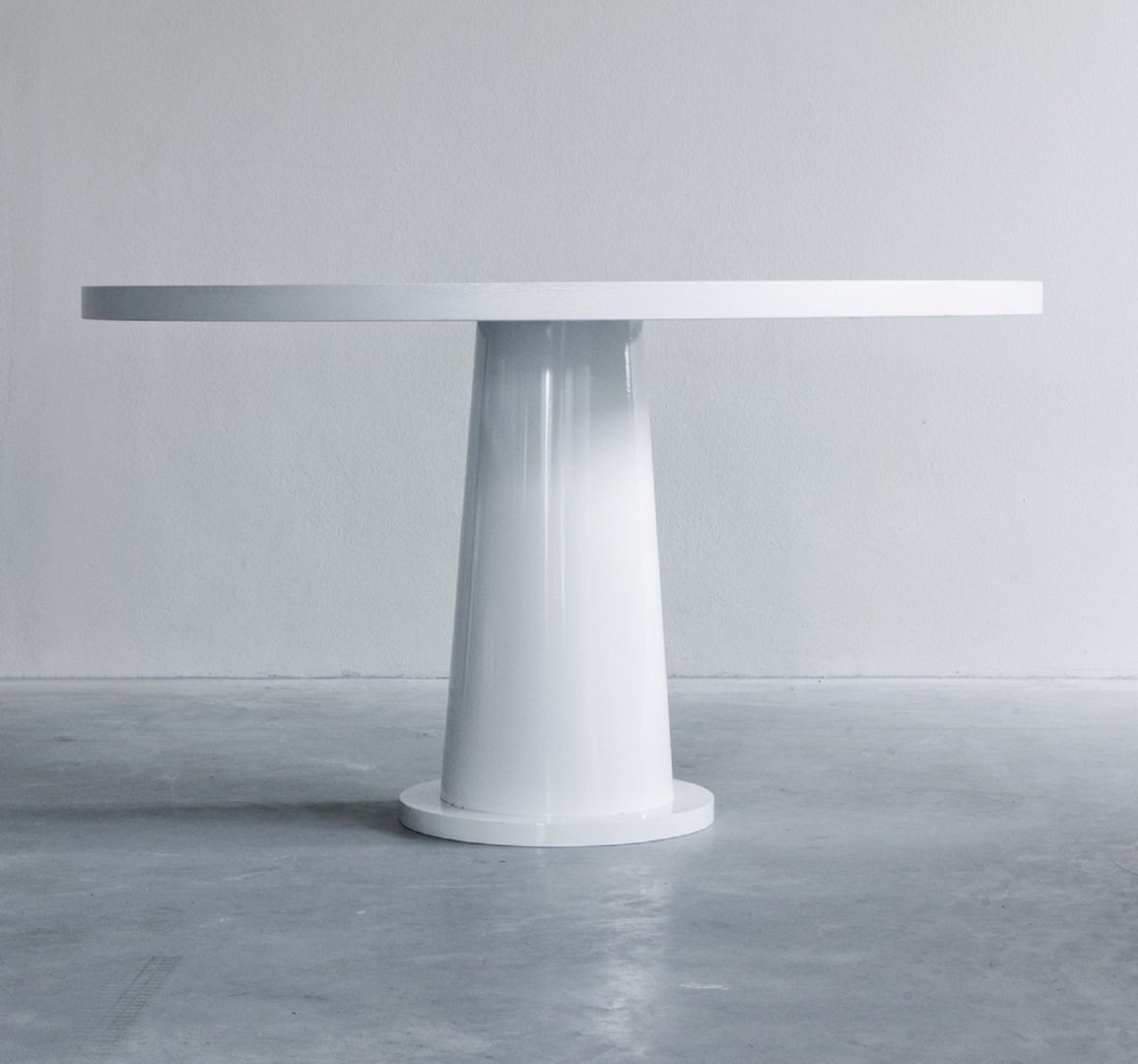 Kops round table with steel base (2) groot.jpg