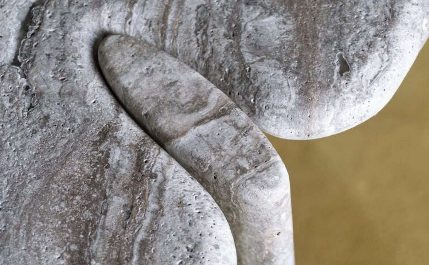 Isamu Stone tafel