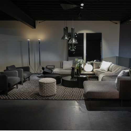 Rod System bank – Dumas fauteuil – Moon tafels – Scott poef – Misore karpet – Glo-Ball tafellamp - Whistle lamp - Balencing Boxes - Reflector mirror