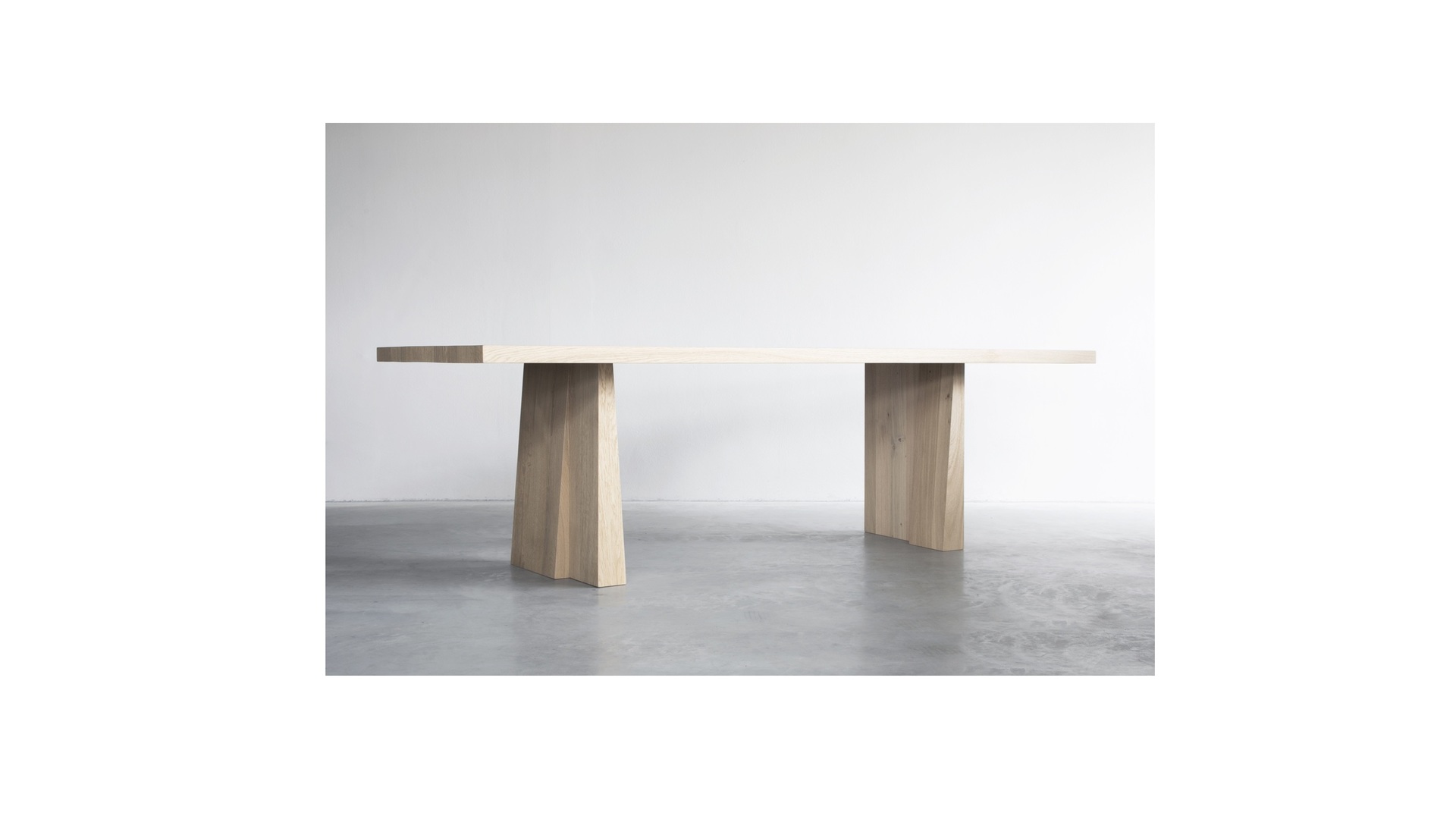 ELI dining table - 01 klein.jpg