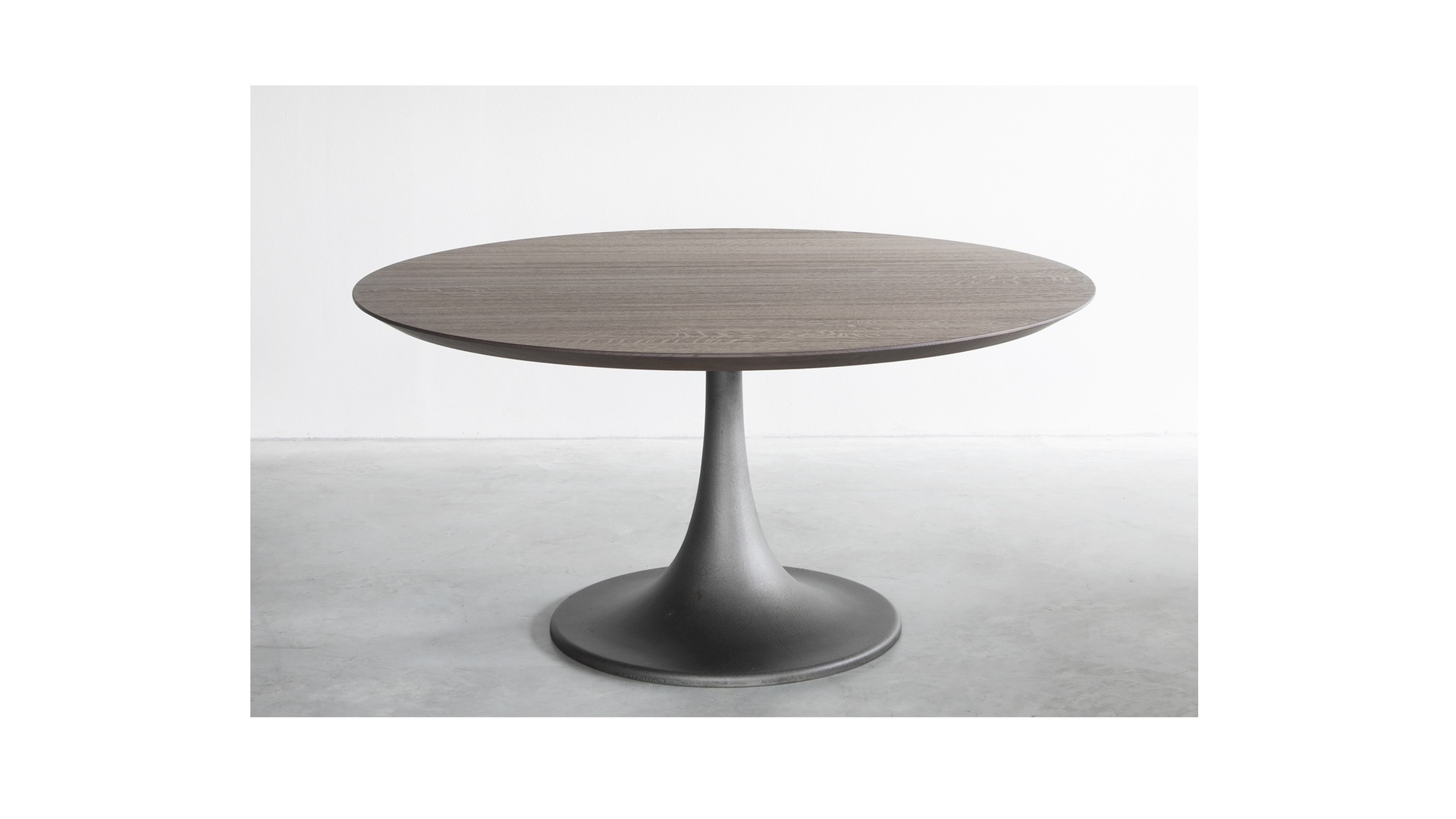 Crude iron dining table - 01 klein.jpg