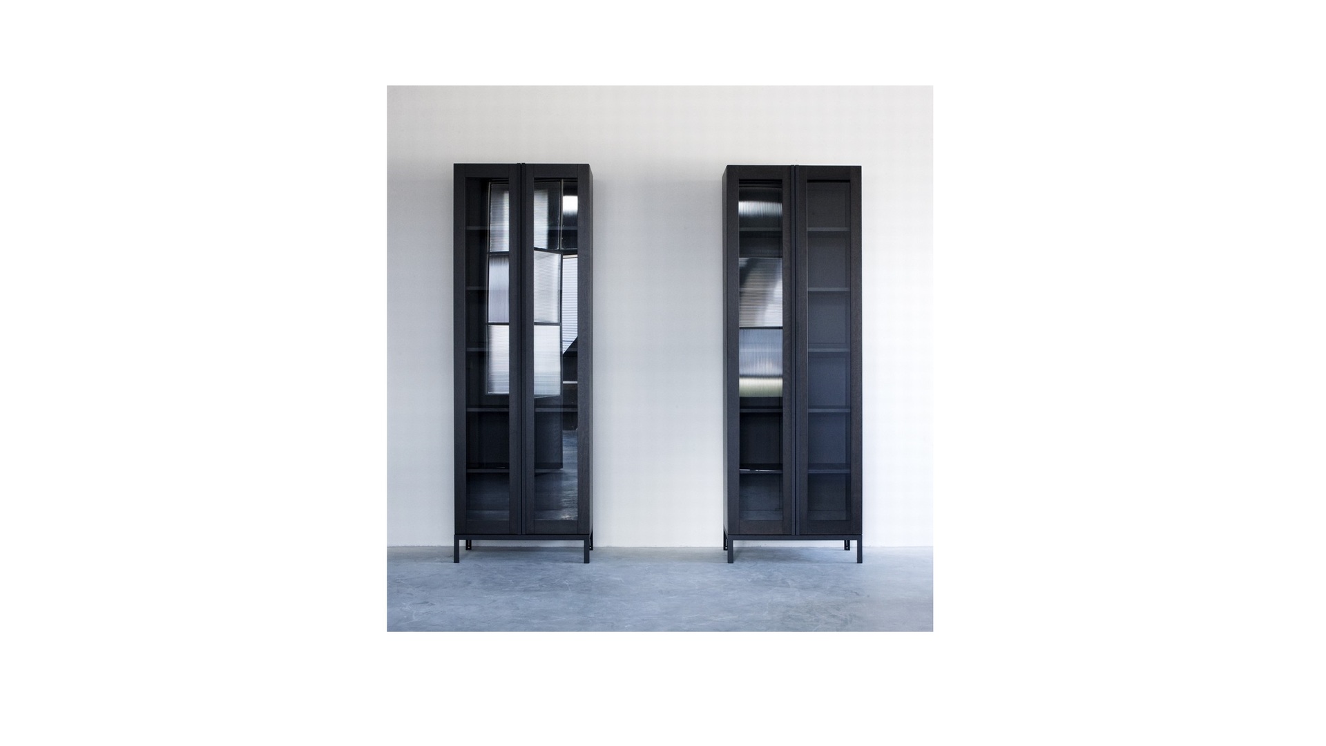 Greep cabinet with glass (2) klein.jpg