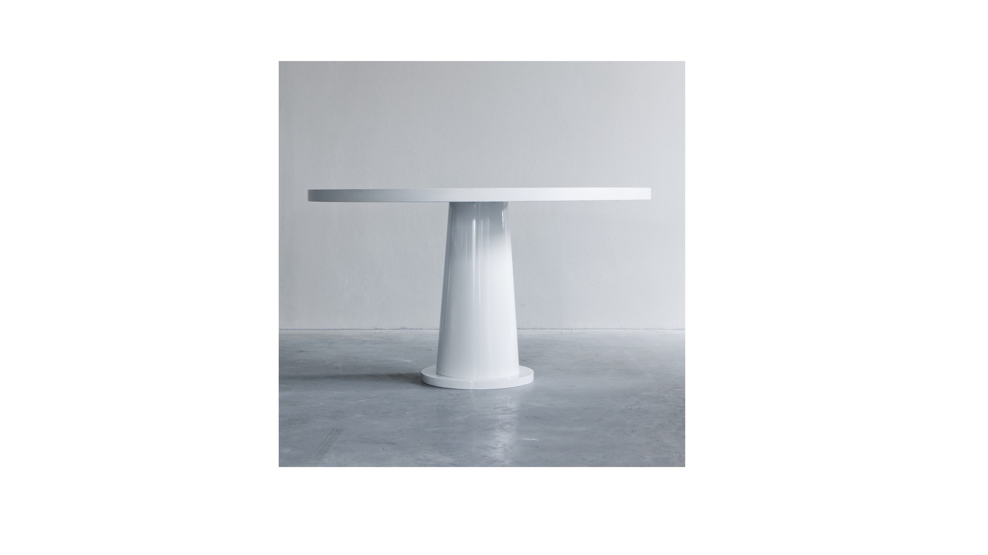 Kops round table with steel base (2) klein.jpg