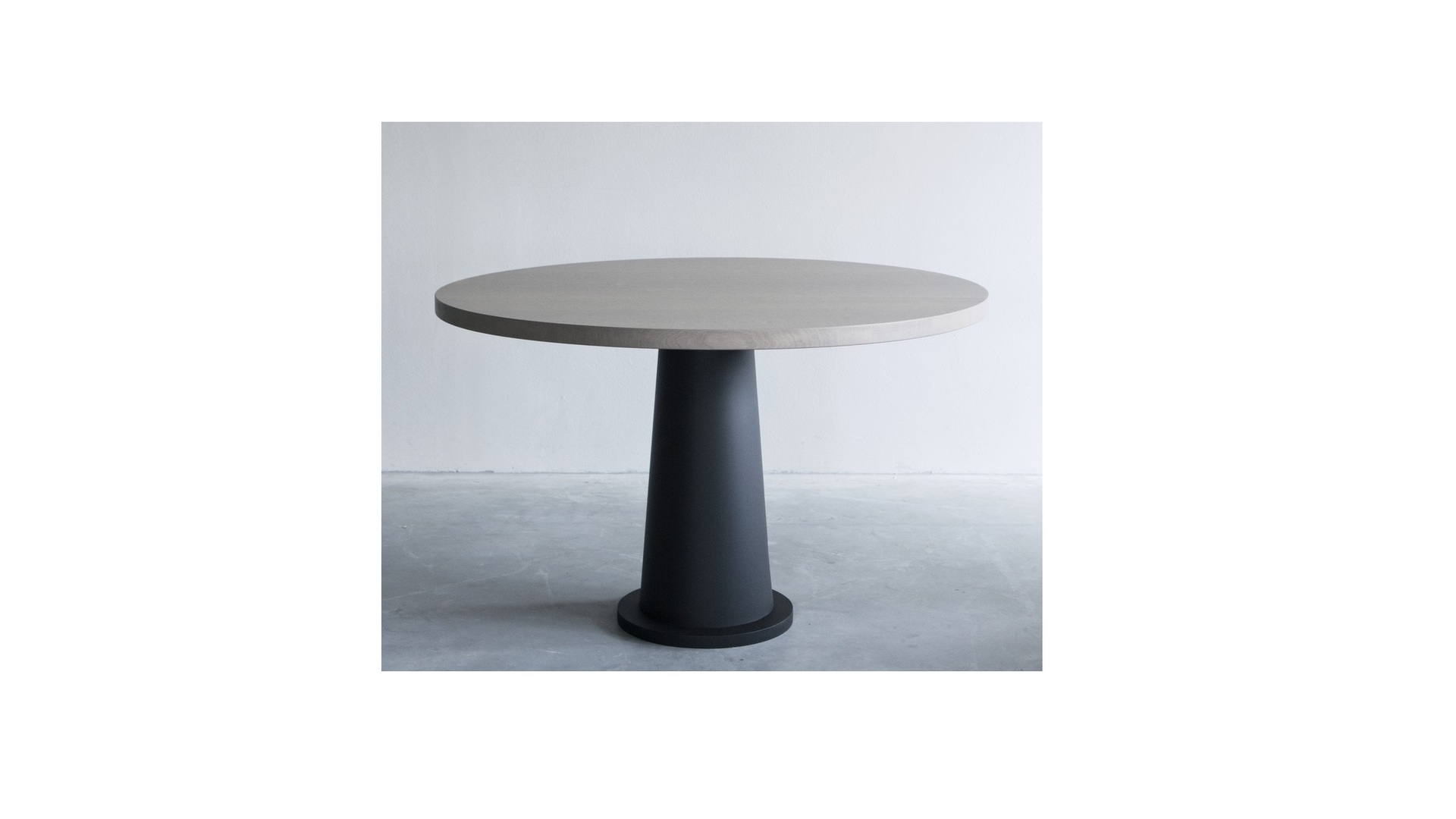 Kops round table with steel base (4) klein.jpg