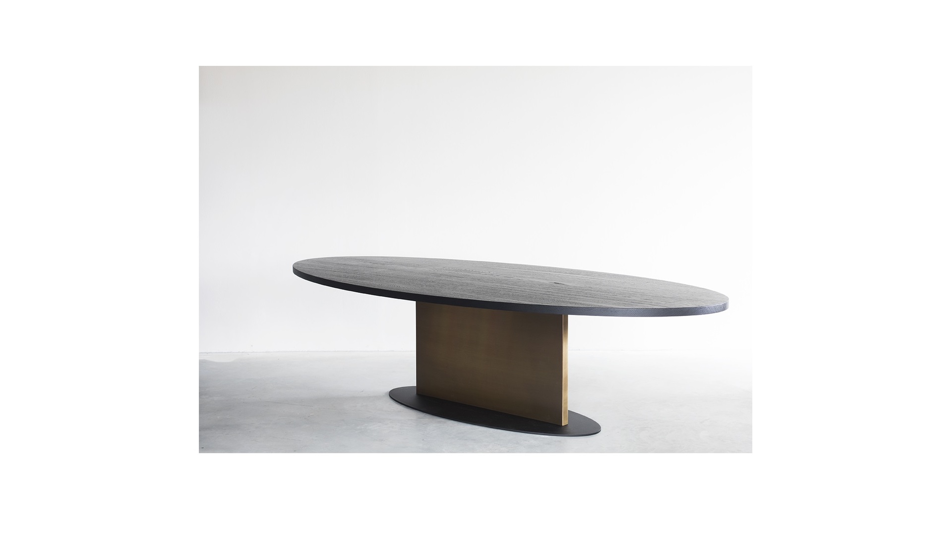 Opium oval table with brass (1) klein.jpg