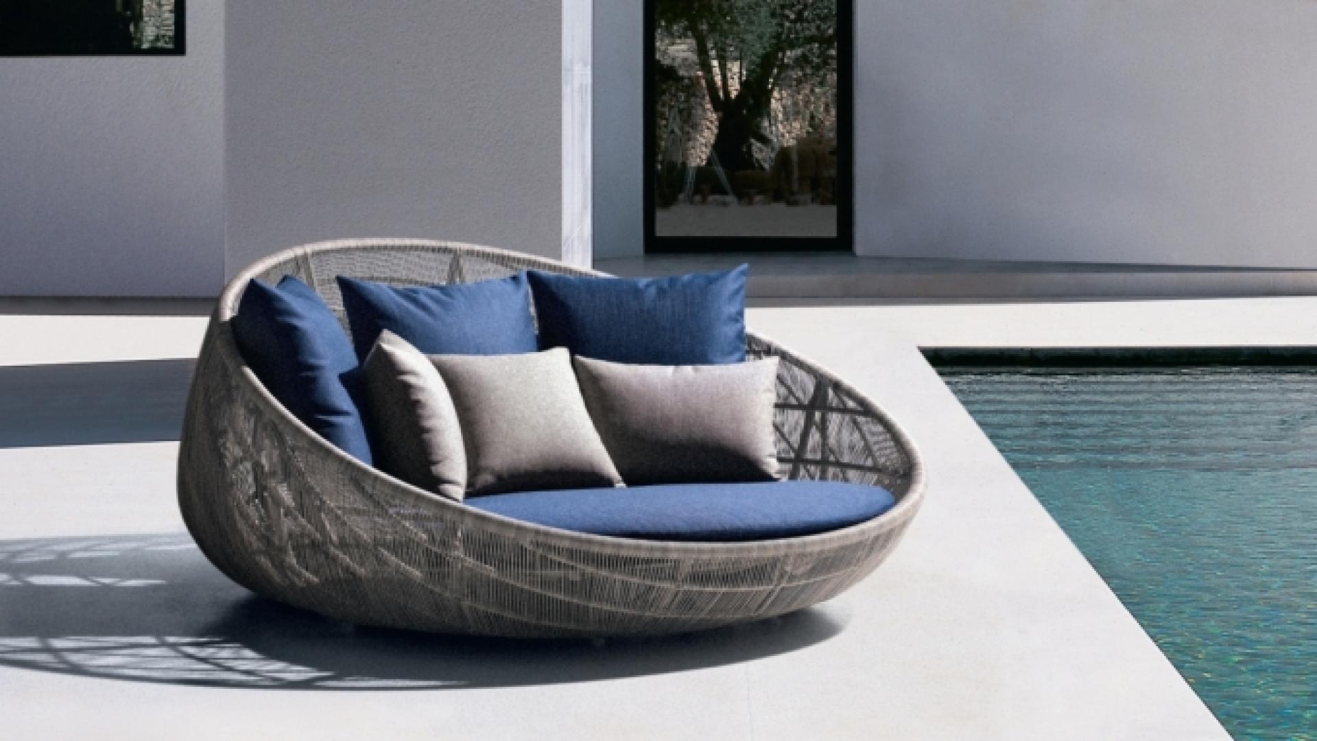 Canasta '13 circular sofa + canopy