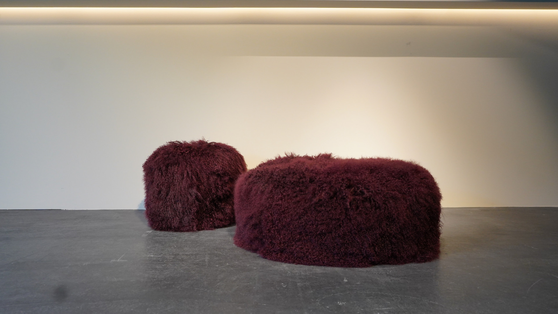 Burgundy Mongolia pouf 2st.