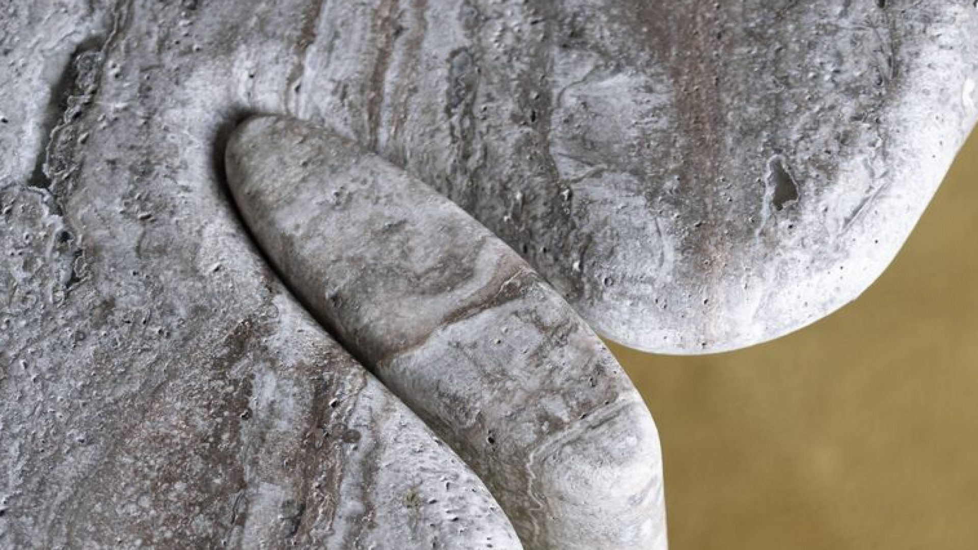 Isamu Stone tafel