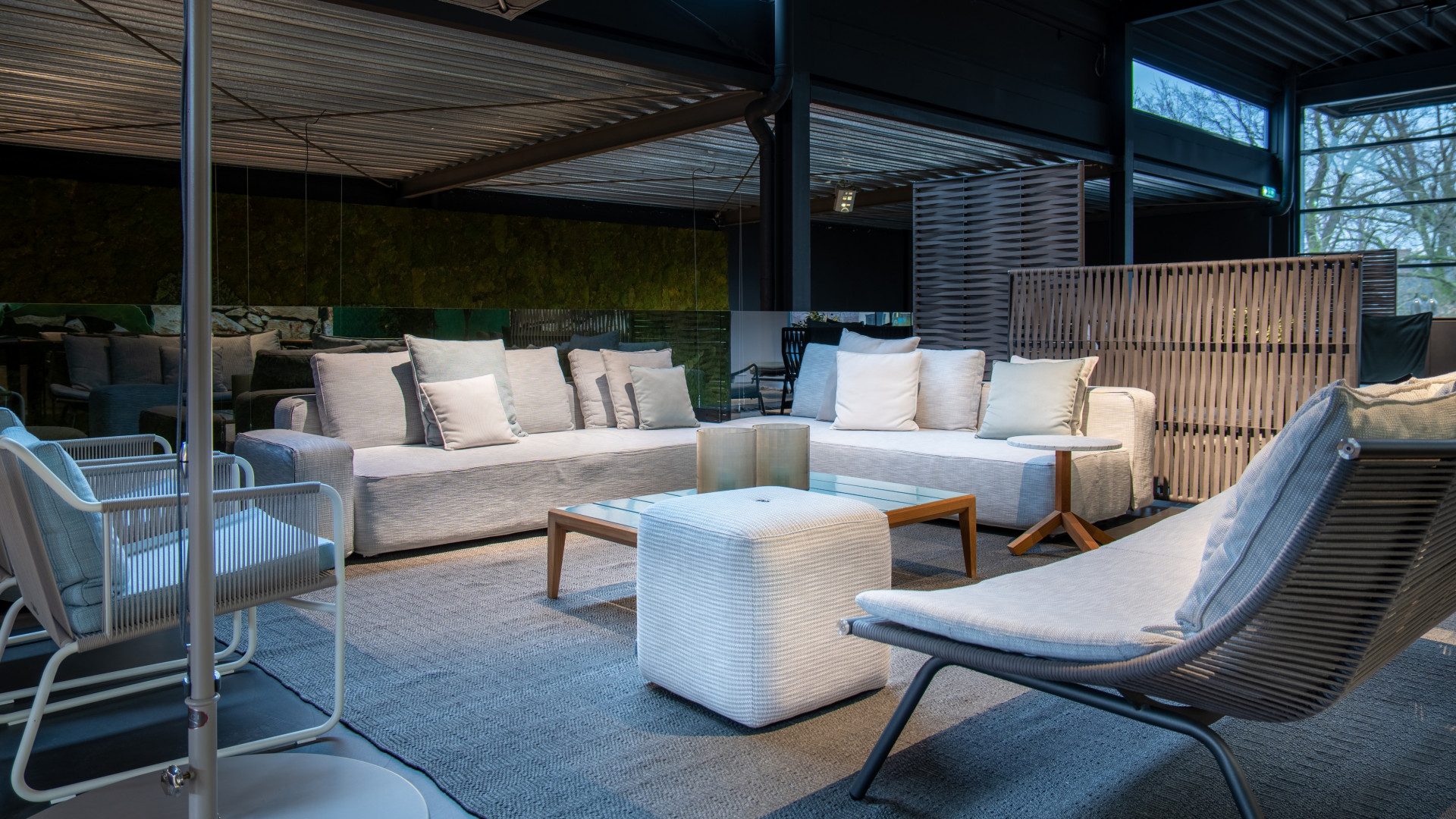 Outdoor Dandy bank - Harp fauteuil - Double poef - Teka / Root / Piper tafel - Atlas karpet
