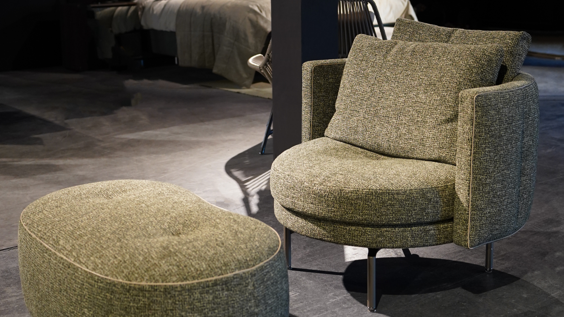 Torii Armchair swivel + Ottoman