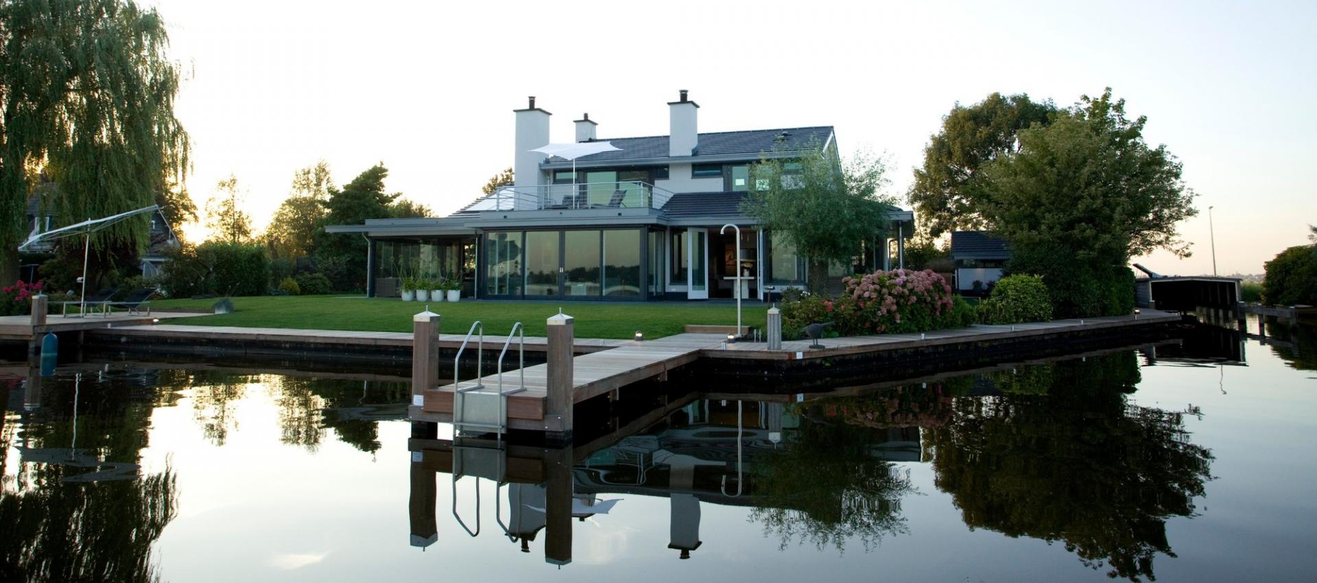 Villa aan het water